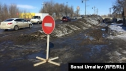 Мост в районе железнодорожного депо. Уральск, 27 февраля 2017 года.