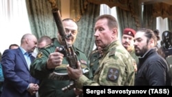 Глава Росгвардии генерал Виктор Золотов с автоматом.
