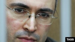 Михаил Ходорковский на суде, июнь 2004