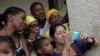 Жители Кубы собрались в аэропорту Гаваны, куда прилетел президент США Барак Обама (20 марта 2916 года)