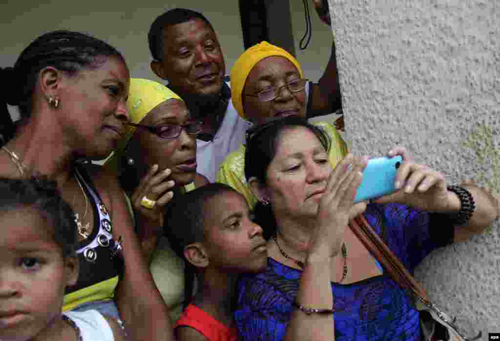 Жители Гаваны наблюдают за визитом Барака Обамы. &nbsp;