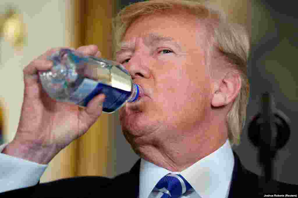 САД - Американскиот претседател Доналд Трамп пие вода за време на неговото обраќање за азиската турнеја. Американскиот претседател Доналд Трамп оцени дека неговата турнеја во Азија покажала оти позицијата на Соединетите Држави во светот никогаш не била посилна, а странските земји со чии претставници се сретнал покажале голема почит кон САД.