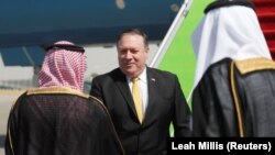 Secretarul de stat american Mike Pompeo la sosirea pe aeroportul de la Riad, în Arabia Saudită, 16 octombrie 2018