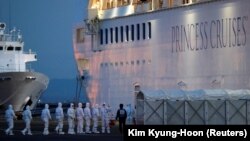 Круизный лайнер Diamond Princess у берегов японского порта Йокогама.