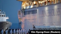 Круизный лайнер Diamond Princess у берегов японского порта Йокогама.
