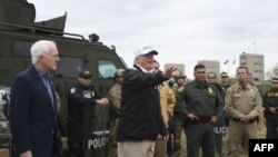 Президент США Дональд Трамп во время поездки на южную границу в штате Техас