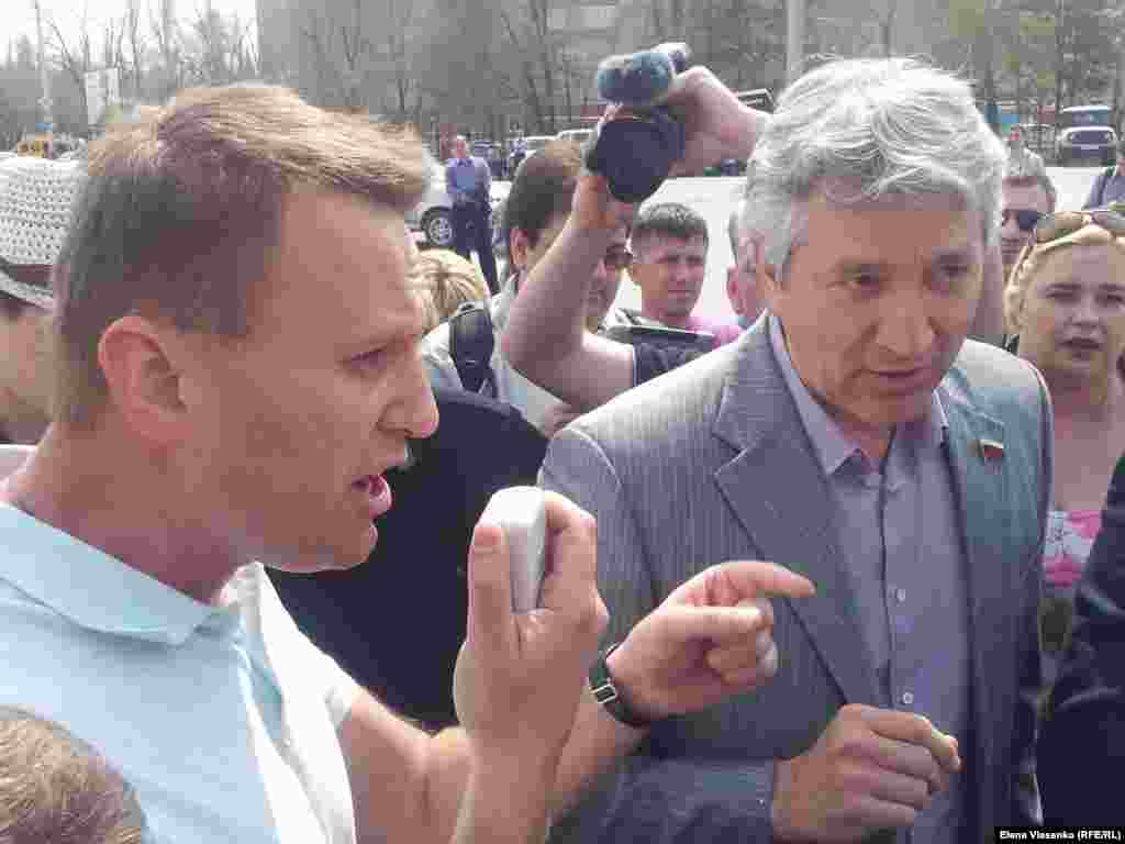 Алексей Навальный критикует депутата от ЕдРа Леонида Огуля за расточительство. &quot;Вон из нашей Астрахани!&quot;