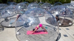 Prakticiranje joge na otvorenom uz poštivanje mjere distance, Toronto, Kanada