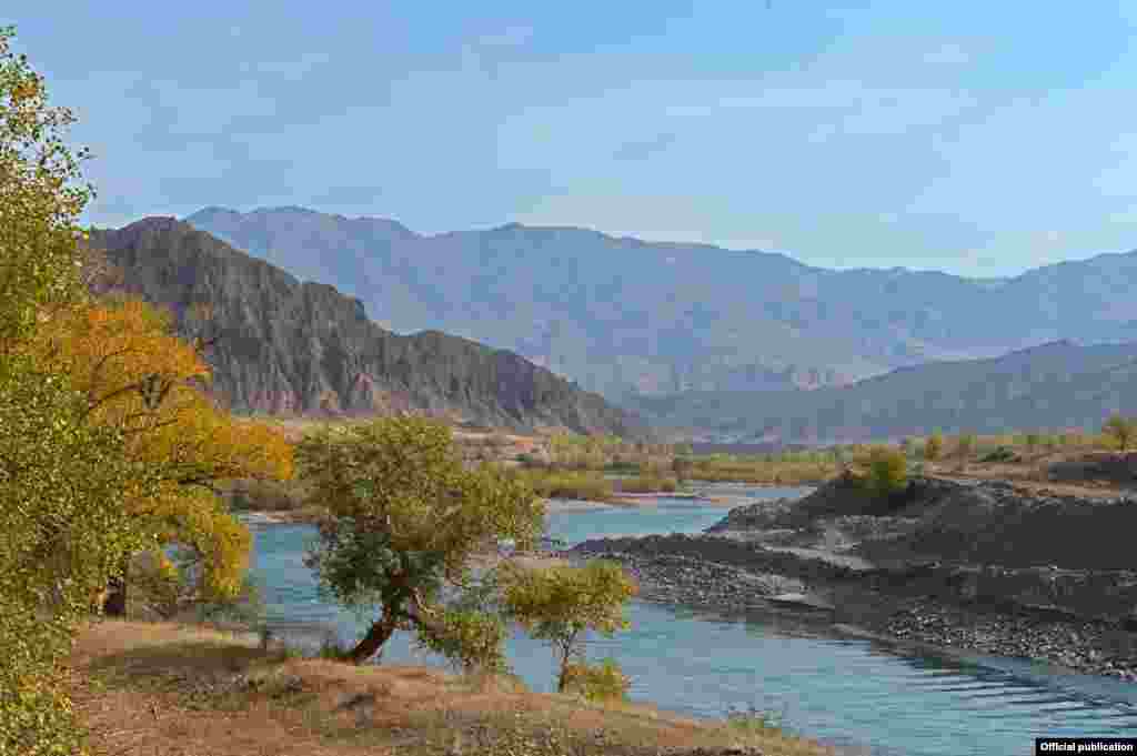 Река Кокомерен образуется от слияния рек Сусамыр и Западный Каракол, протекает 200 км в ущельях Внутреннего Тянь-Шаня и впадает в Нарын