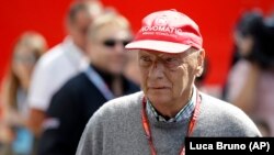 Niki Lauda je 1975, 1977. i 1984. godine osvojio šampionske titule u Formuli 1 sa Ferarijem i Meklarenom