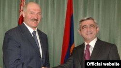 Belarus President Alyaksandar Lukashenka (left) and his Armenian counterpart Serzh Sarkisian (file photo)