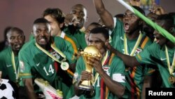 Футболисты сборной Замбии празднуют победу в финале Кубка африканских наций 2012 года