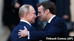 Зліва направо: президент Росії Володимир Путін та президент Франції Еманюель Макрон. Париж, 9 грудня 2019 року