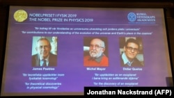 Fizika üzrə Nobelin qalibləri (soldan sağa) James Peebles, Michel Mayor və Didier Queloz