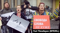 Пикет журналистов в защиту свободы слова, независимых репортеров и фотокорреспондентов Узбекистана, организованный у посольства Узбекистана в России. Москва, 2 апреля 2012 года.