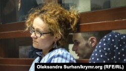 Advokat Mariya Eysmont muvekkili Raim Ayvazovnen mahkemede, arhiv fotoresimi