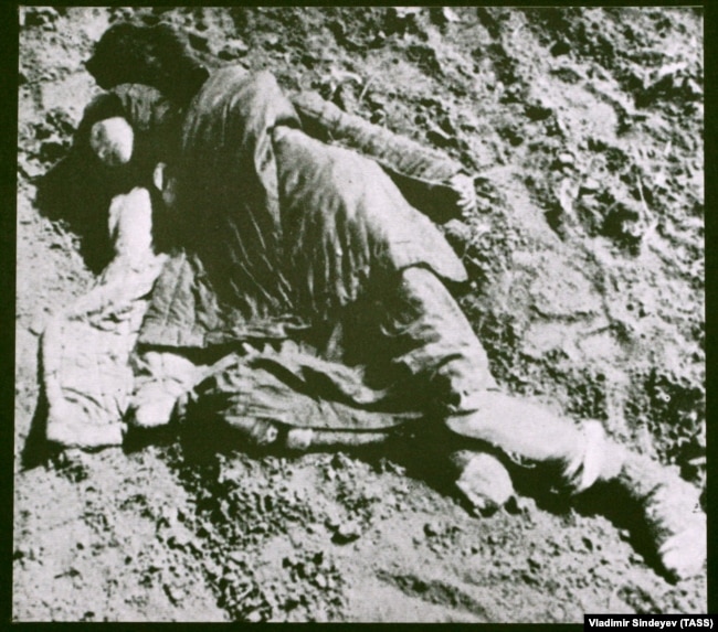 Фото з виставки «Розсекречена пам’ять» у Києві, де були представлені документи з архівів Служби безпеки України про Голодомор 1932-1933 років. Київ, листопад 2006 року