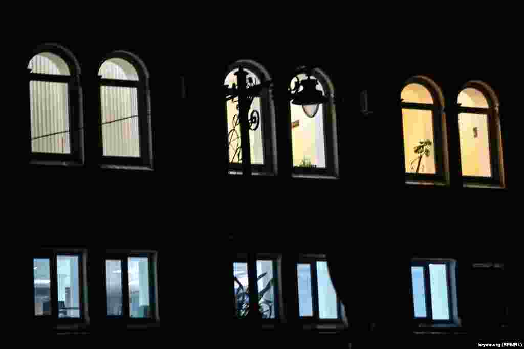 Улицы Крыма освещаются только светом из окон зданий. Фонари&nbsp;не включаются уже неделю.