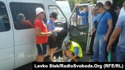 Накануне в Чернигове задержали авто с комплектом поддельных печатей избирательных комиссий 205-го округа