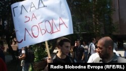 Архивска фотографија: Новинарите протестираа против продолжувањето на притворот на Томислав Кежаровски на 25 јули 2013 година.