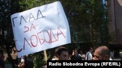 Протест на новинарит против продолжувањето на притворот на Томислав Кежаровски, јули 2013.