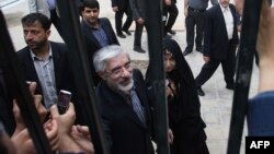 میرحسین موسوی و زهرا رهنورد در یکی از مبازرات انتخابات ریاست جمهوری دهم.