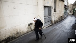مردی سالمند در یکی از محلات جنوب تهران