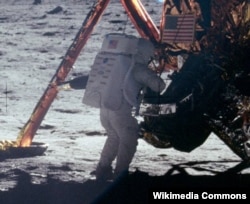 Американский астронавт Нил Армстронг – первый человек, ступивший на Луну, 21 июля 1969 года