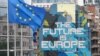 Zastava Evropske unije na zgradi sedišta Evropske komisije u Briselu i grafit na zidu susedne zgrade "Budućnost je Evropa"