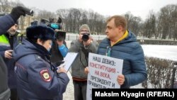 Чоловік із плакатом на акції у Санкт-Петербурзі, Росія, 1 лютого 2020 року