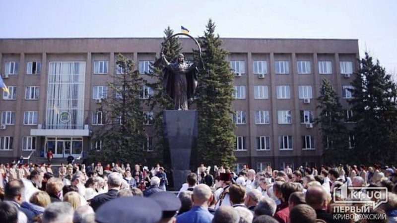 В Кривом Роге на месте поваленного Ленина открыли скульптуру Богоматери
