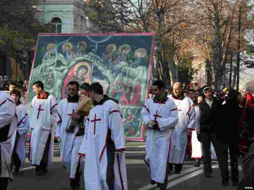 ალილოს საზეიმო მსვლელობა თბილისის ქუჩებში - 7 იანვარს თბილისში, ვარდების მოედნიდან დაიწყო ალილოს საზეიმო მსვლელობა. თეატრალიზებულ მსვლელობას წინ მიუძღოდნენ ანგელოზებად გამოწყობილი პატარები. ალილოში, რომელიც სამების საკათედრო ტაძართან დასრულდა, რამდენიმე ასეულმა ადამიანმა მიიღო მონაწილეობა. შეგროვდა შესაწირი, რომელიც მოგვიანებით ბავშვთა სახლებსა და უმწეოთა თავშესაფრებში გადანაწილდება.