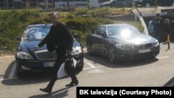 Slobodan Bulatović nosi urnu u crnoj torbi (Slika: BK televizija)