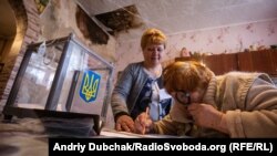 Голосование на дому в одном из населенных пунктов рядом с линией разграничения в Донбассе