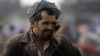 Афганец с мобильным телефоном идет по улице. Иллюстративное фото.