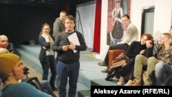 Режиссёр из Берлина Кай Вушек (в центре) и актеры ДТК после генеральной репетиции спектакля «Отель». Алматы, 18 марта 2015 года.