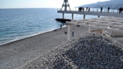Массандровский пляж d Ялте готовят к курортному сезону. Март 2020 года