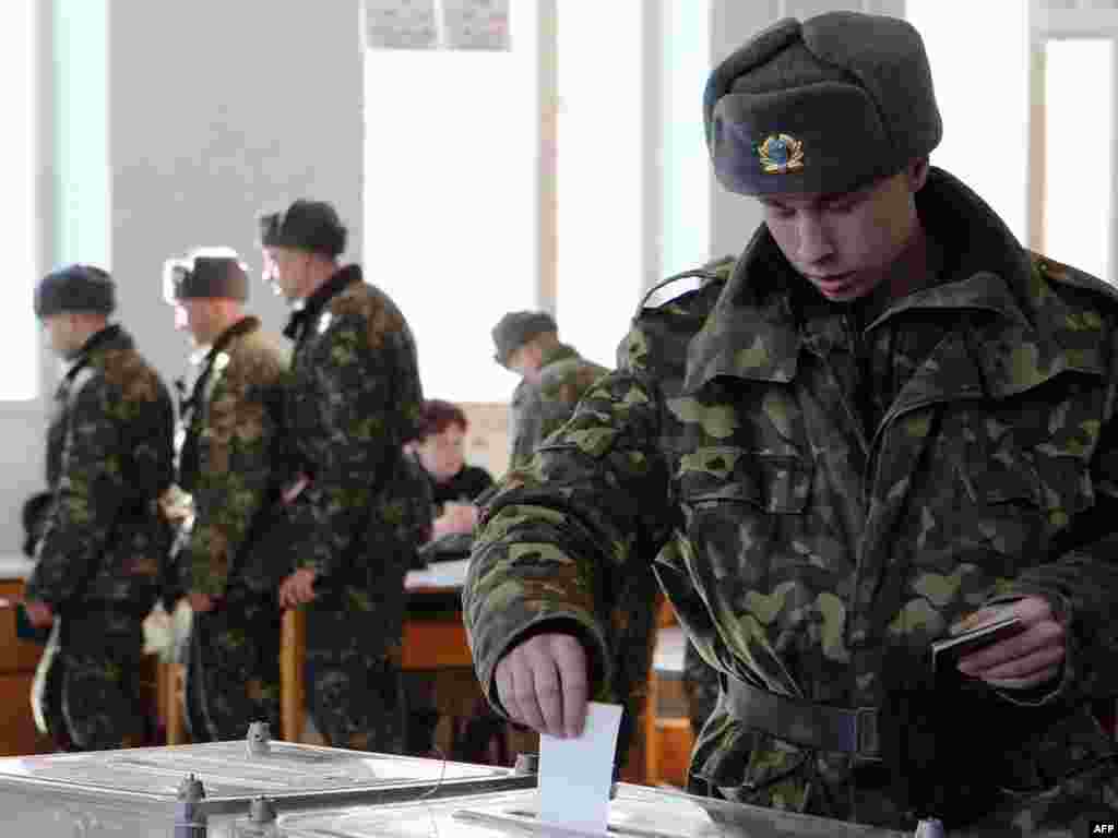 Голосування на виборчій дільниці військової бази «Десна», 90 км на північ від Києва