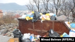Zbog blokade gradske deponije ulice Mostara preplavljene su smećem (6. mart 2020)