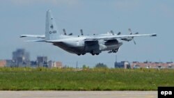 Самолет C130 в аэропорту Харькова в 2014 году, архивное фото 