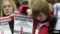 A rally commemorates AIDS victims in St. Petersburg.