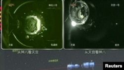 Қытайдың "Шэньчжоу 8" ғарыш кемесі "Тянгун-1" модулімен түйісті. Бейжің аэроғарыш сапарын басқару орталығы. 3 қараша, 2011 жыл.