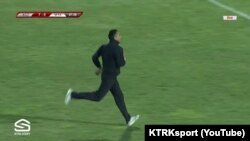 Болельщик, выбежавший на поле во время футбольного матча Кыргызстан-Мьянма. Бишкек, 10 октября 2019 года.