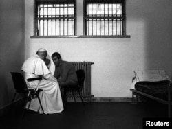 دیدار پاپ ژان پل دوم با محمد علی آغ‌جا، فردی که در تروری نافرجام پاپ را به شدت مجروح کرد- ایتالیا، ۱۹۸۳