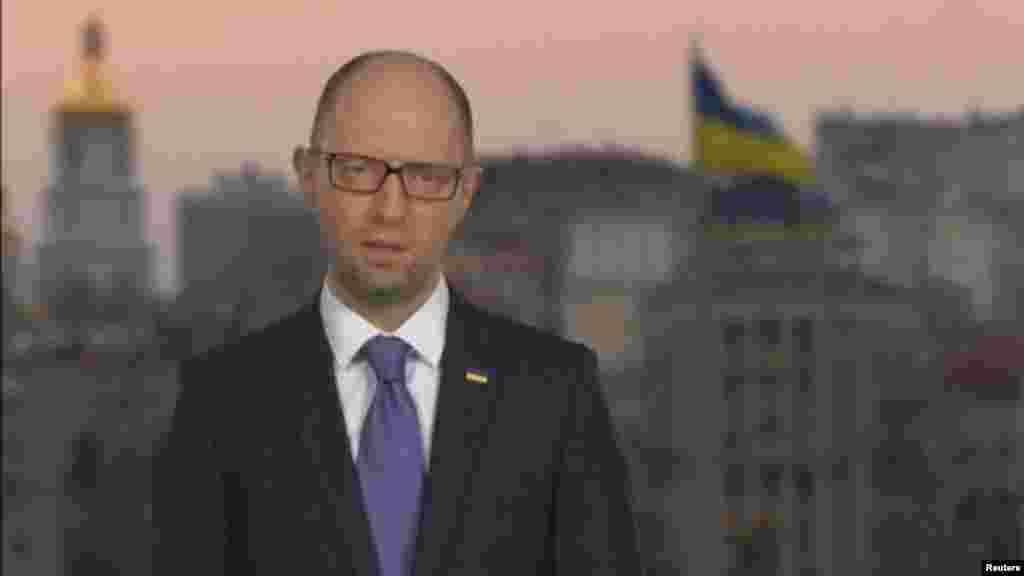 Арсений Яценюк выступает по украинскому телевидению с заявлением об отставке с поста премьер-министра. 10 апреля 2016 года