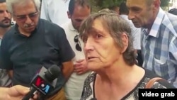 Elmira Ismailova ispred zatvora 1. septembra 2015