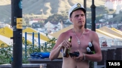 Турист з пивом в Криму. Архівне фото