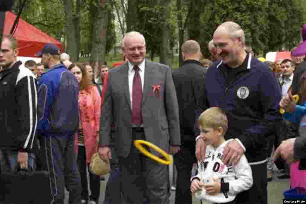 Lukashenka with Kolya, who's holding an iPhone, in Gorky Park in Minsk in May 2010
