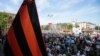 Сьцяг у выглядзе георгіеўскай стужкі падчас шэсьця «Несьмяротнага палку» у Менску, 9 траўня 2018 году
