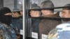 Желающие присутствовать в суде при оглашении приговора по делу об июньских нападениях в Актобе стоят в очереди перед зданием специализированного межрайонного суда по уголовным делам Актюбинской области. 28 ноября 2016 года.
